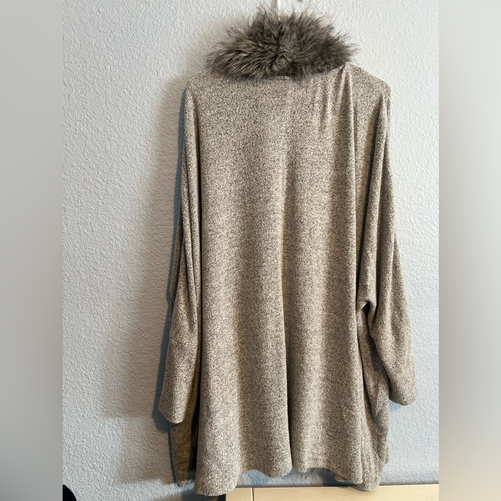 Elegant Gray Faux Fur Trim Sweater - Picture 5 of 6